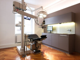 Behandlungsraum Kieferchirurgie, Oralchirurgie und Implantologie Dr. Girthofer in München