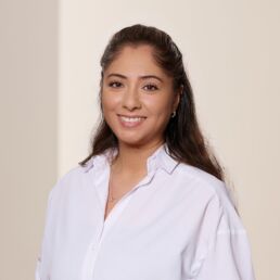 Aylin Söyden - der freundliche Empfang in der Praxis Dr. Girthofer in München